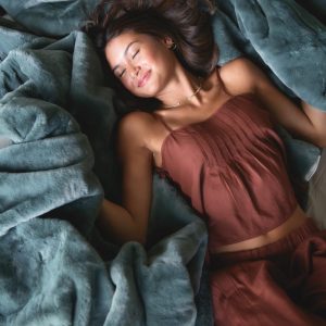Lush Laurel Wreath Blanket