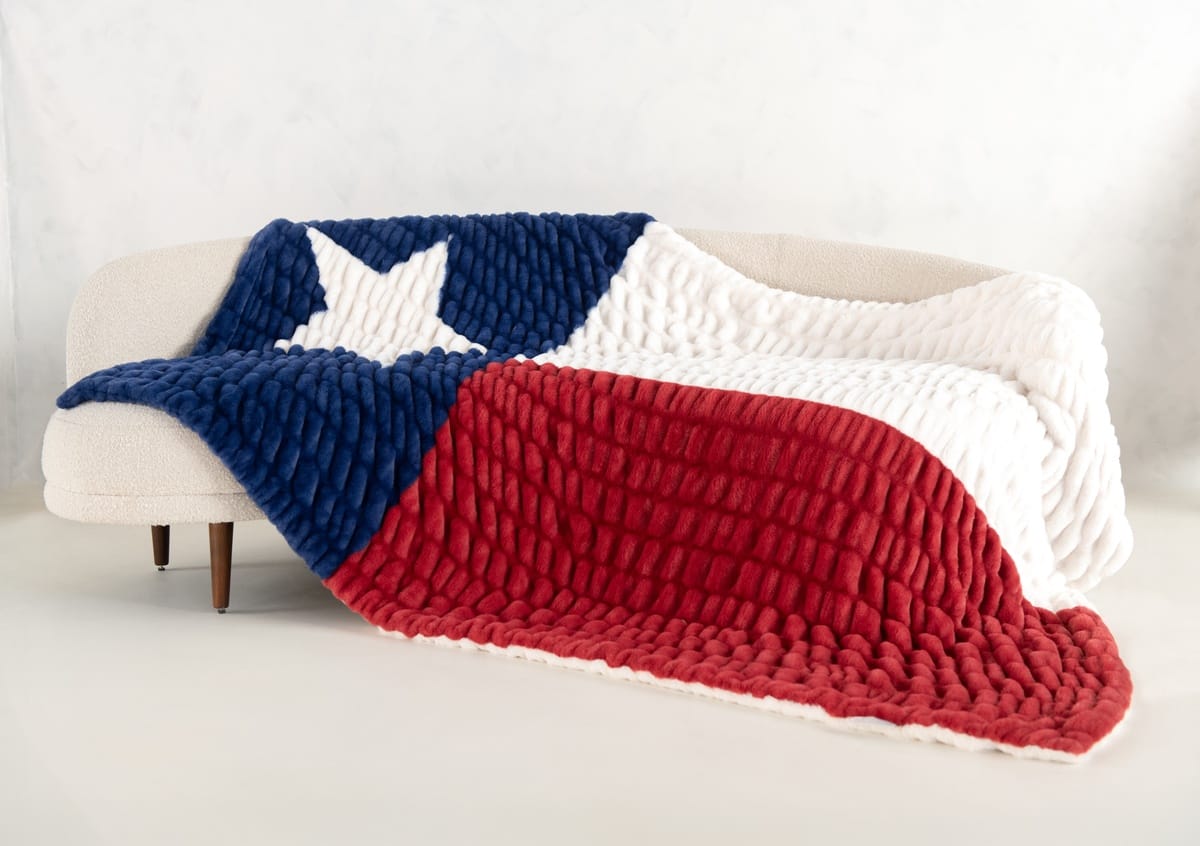 Hugs Texas Flag Blanket - Image 5