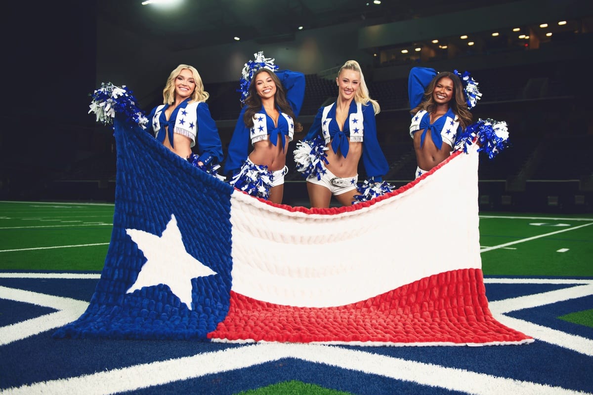 Hugs Texas Flag Blanket - Image 4